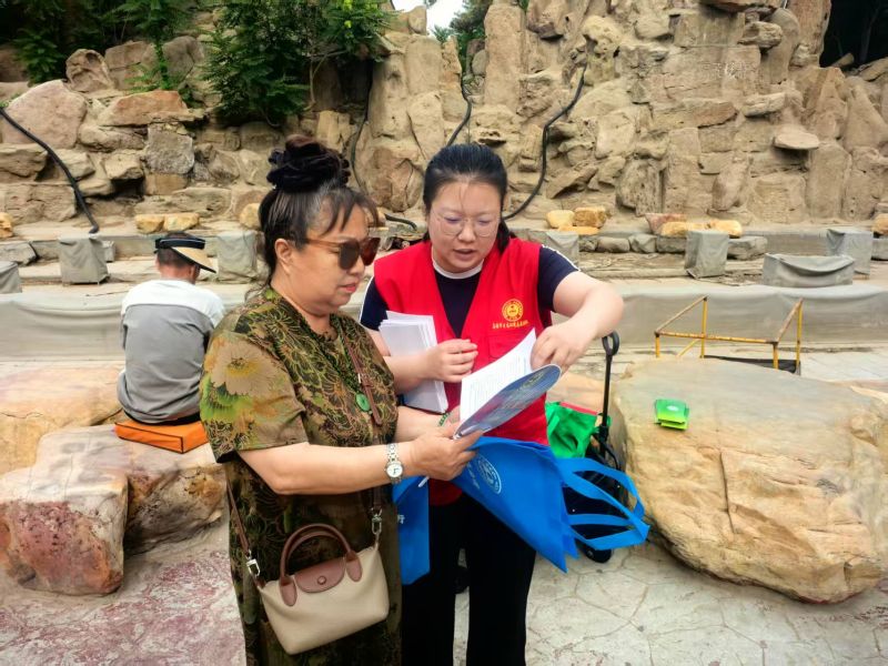 6.25--公园--乌海市生态环境局开展低碳日宣传活动2